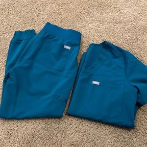 FIGS Small Petite Zamora pant and Small Catarina One Pocket scrub top.